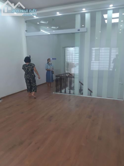 Nhà mặt ngõ 10 phố Nguyễn Văn Huyên. Diện tích 70m2 x 5 tầng đường 10m, mỗi tầng 2p và 1wc - 1