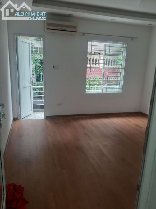 Nhà mặt ngõ 10 phố Nguyễn Văn Huyên. Diện tích 70m2 x 5 tầng đường 10m, mỗi tầng 2p và 1wc - 2