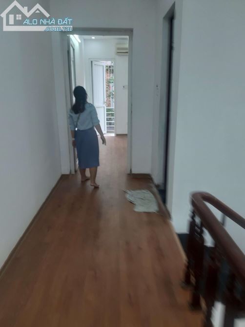 Nhà mặt ngõ 10 phố Nguyễn Văn Huyên. Diện tích 70m2 x 5 tầng đường 10m, mỗi tầng 2p và 1wc - 3