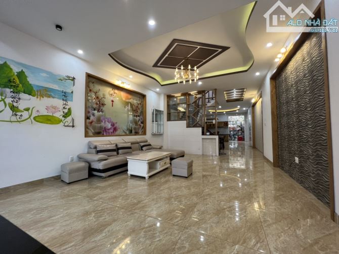 BÁN NHÀ ĐẸP MẶT TIỀN NGUYỄN HỚI TP. VŨNG TÀU 3Lầu sân đậu xe rộng