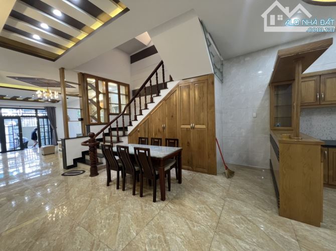 BÁN NHÀ ĐẸP MẶT TIỀN NGUYỄN HỚI TP. VŨNG TÀU 3Lầu sân đậu xe rộng - 4