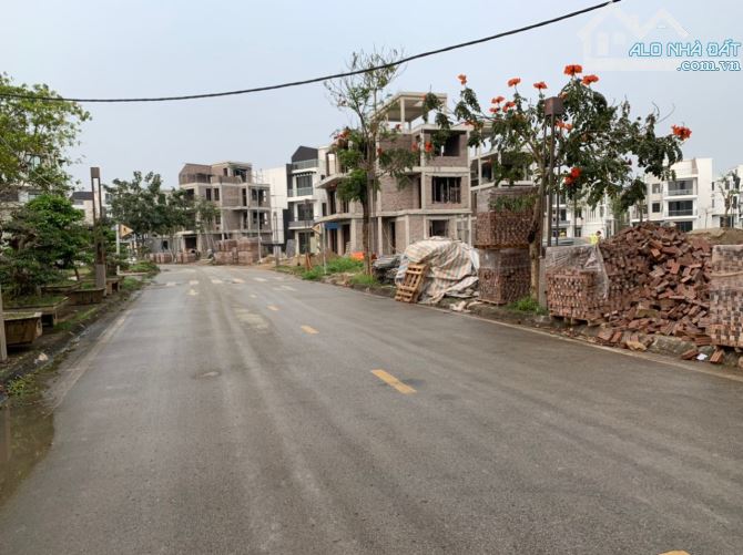 Bán biệt thự tại Hoà Lạc - Thạch Thất nhỉnh 30tr/m2 cả đất và nhà