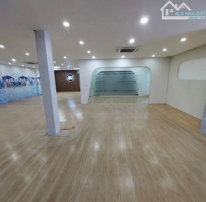 Cho thuê văn phòng: 35m 6 triệu; 45m 8 triệu; 65m 11 triệu; 310m 45 triệu. Trần Khát Trân