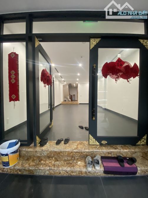Cho thuê nhà mặt phố Phạm Tuấn Tài, Cầu Giấy. DT 65m2, 3 tầng thông sàn, kinh doanh tốt