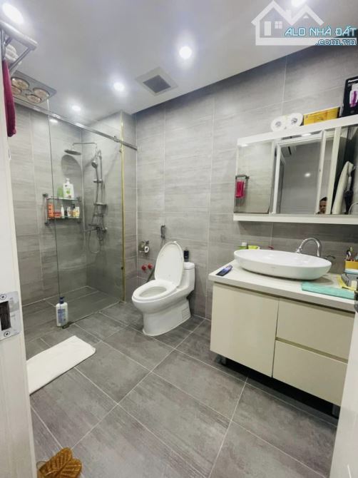 Tôi cần bán nhà phố DƯƠNG VĂN BÉ Vĩnh Tuy ôtô tránh vỉa hè lô góc 6T thang máy 63m2 12.2T