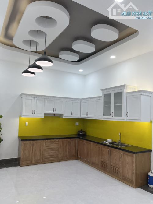 Chủ cần bán hẻm xe oto HVb thông ra trường sa mới xây gía 11,9 - 2