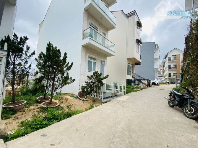 LÔ ĐẤT LIÊN KẾ ĐƯỜNG Ô TÔ 16 CHỖ BẰNG PHẲNG TRUNG TÂM PHƯỜNG 2