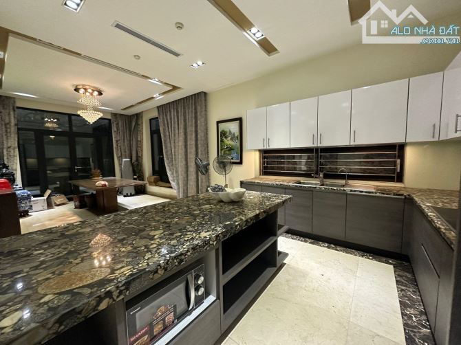 ⚜️ Bán Biêt Thự Mặt Phố  Dịch Vọng, Cầu Giấy, 190m2 4T MT 14m, Chỉ 61.5 Tỷ ⚜️ - 1