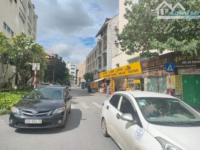 BÁN NHÀ NGHĨA ĐÔ LÔ GÓC, Ô TÔ CHẠY VÒNG QUANH, 2 MẶT NGÕ Ô TÔ, KINH DOANH.