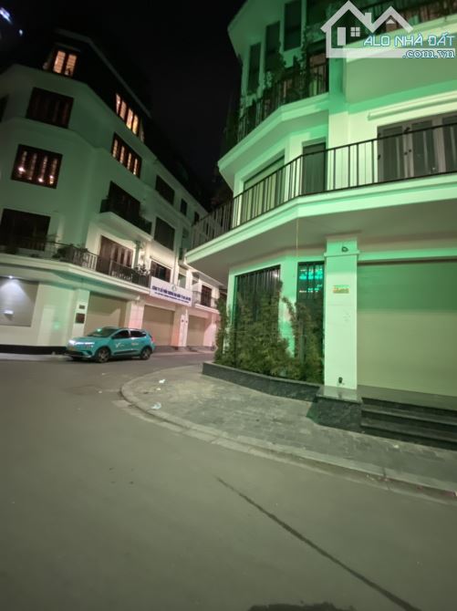 Cho thuê nhà liền kề căn góc khu90 Nguyễn Tuân,Dt 150m,2 tầng,mt 10m,Giá 28tr/th