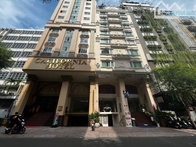 Bán gấp giá 650 tỷ khách sạn 4 sao có 103 phòng tại Thủ Khoa Huân, Bến Thành, Quận 1.