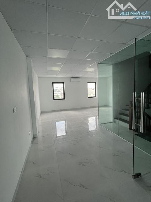 Cho thuê sàn văn phòng mới đẹp, 125 m2/tầng, sàn thông, thiết kế hiện đại thoáng mát - 1