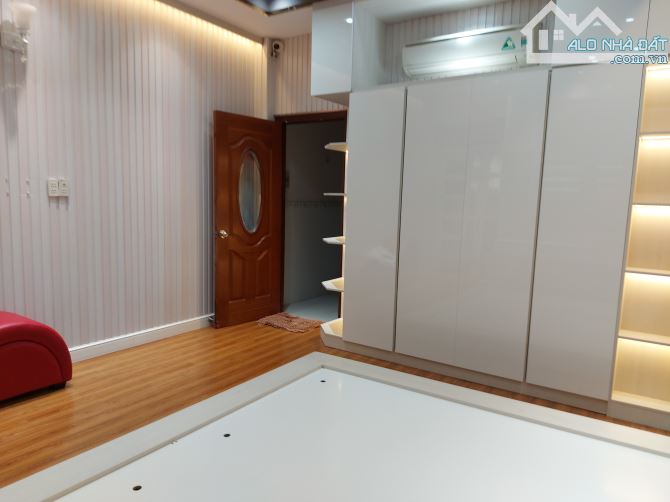 Bán nhà Lạc Long Quân, T. Bình, Hẻm 8m, 60m2, 4 tầng, giá 7.5 tỷ