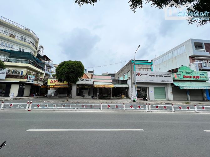 Bán nhà MTKD Nguyễn Sơn - DT : 22x33m - Cấp 4 đang cho thuê - Gía : 82 tỷ TL