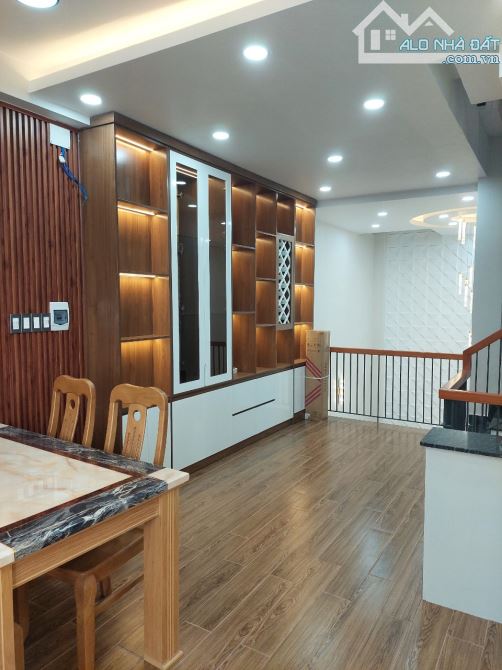 Bán gấp nhà MT Cư Xá Nguyên Hồng ,P.11,BT 4x18 nhà 4T giá 12.5 tỷ - 2