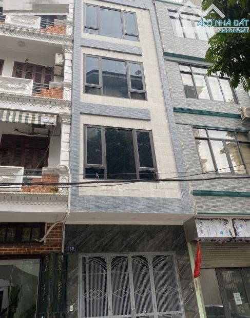 Cho thuê nhà ngõ 9 phố Trần Quốc Hoàn, Dt 55m2 x 5 tầng đủ điều hòa, đường rộng để ô tô