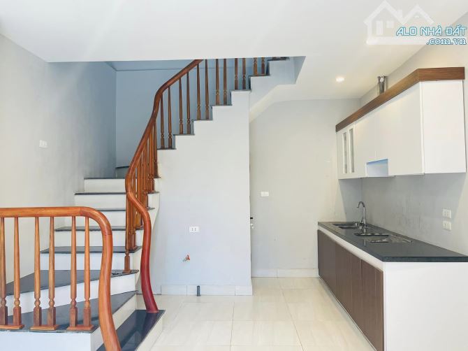 Nhà mặt ngõ 31m2 x 2 tầng, ô tô đỗ cửa - kinh doanh bất chấp mọi ngành nghề! - 2