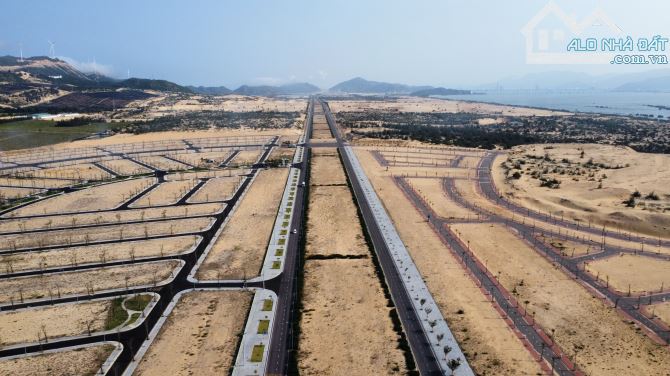 Cắt lỗ bán gấp lô góc 2 mặt tiền QL19B vào cổng dự án Nhơn Hội