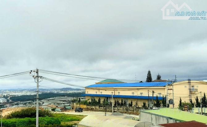 Bán nhà ngộp view đẹp trung tâm Đà Lạt, sổ riêng 235m thô cư, gần cafe xóm lèo - 1