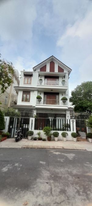 Bán biệt thự góc 2 mặt tiền view sông, 3 lầu, DT 14x18m,KDC ven sông Tân Phong