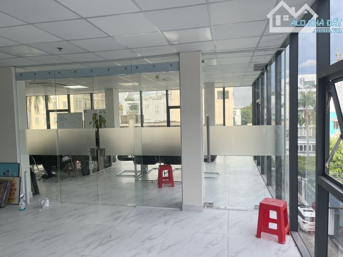 Ưu đãi lớn tháng 9 VP full nội thất, 150m2. Tòa nhà cao cấp, sang trọng. MT Ung Văn Khiêm - 3
