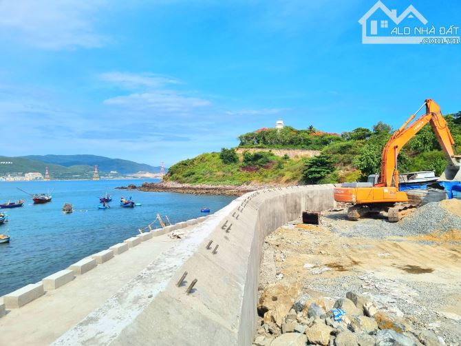 "Bán đất cách biển Nha Trang hơn 100m. Diện tích lớn phù hợp xây dựng khách sạn, biệt thự,