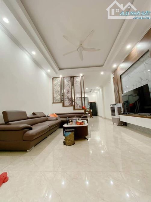 Bán nhà phân lô QĐ Hoàng Văn Thái Dt 38m2 x5 tầng Mt 4m Giá 4,8 tỷ - 1