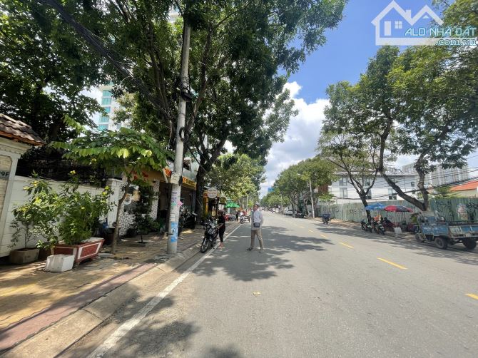Biệt thự 211Bis Nguyễn Văn Hưởng, khu Thảo Điền, Q2. DT 550m2, giá 130 tỷ