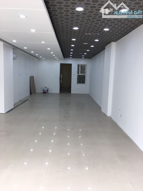 Cho thuê tầng 4 làm văn phòng hoặc kinh doanh mặt phố Khâm Thiên 75 m2, giá 11.5 triệ