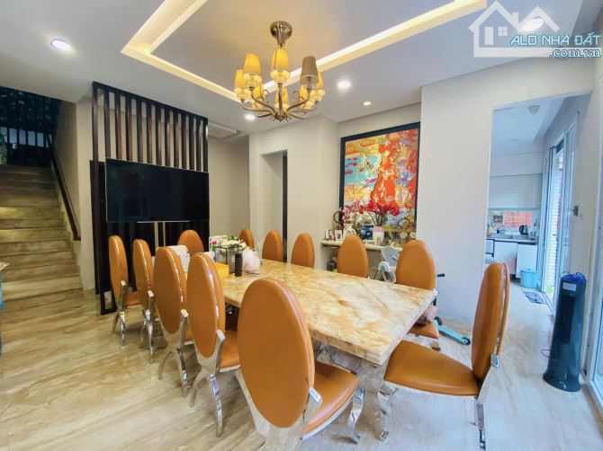 Biệt thự /Dinh thự ngay phường Tân Hưng, Q7 - 405m2, 15mx27m - 3 tầng 11PN 6WC, vườn gara - 12