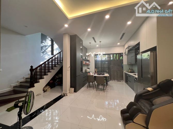 cần bán gấp nhà phân lô tô đỗ cửa , tô vĩnh diện thanh xuân 63 giá 12.5 tỷ .