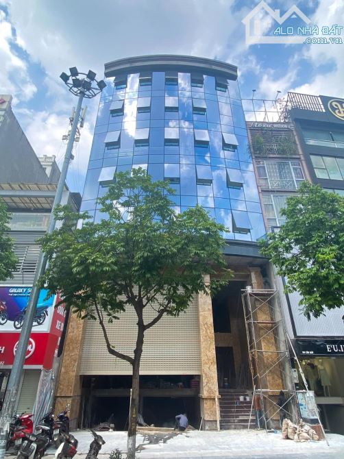 Cho thuê tòa nhà xây mới đường Nguyễn Khang, mặt tiền 8m, thiết kế hiện đại