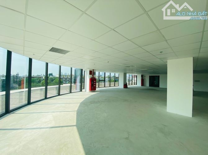 Cho thuê showroom vị trí đắc địa quận Cầu Giấy, bàn giao ngay, mặt tiền 25m