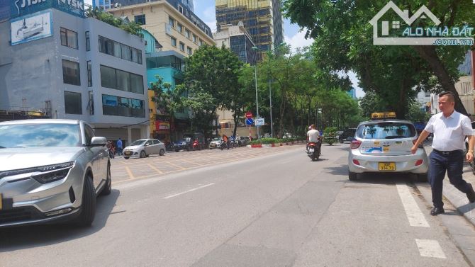 Bán tòa nhà mặt phố Láng Hạ. Dt 175m2, mặt tiền 8,3m. Xây 6 tầng. KD cực kỳ sầm uất.