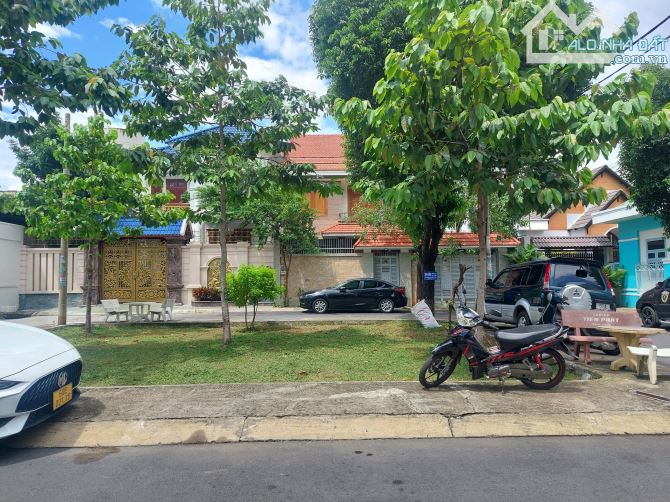 Ngộp ngân hàng bán biệt thự Dương Quảng Hàm P5 GV, DTCN 230m2 giá 21.5 tỷ TL