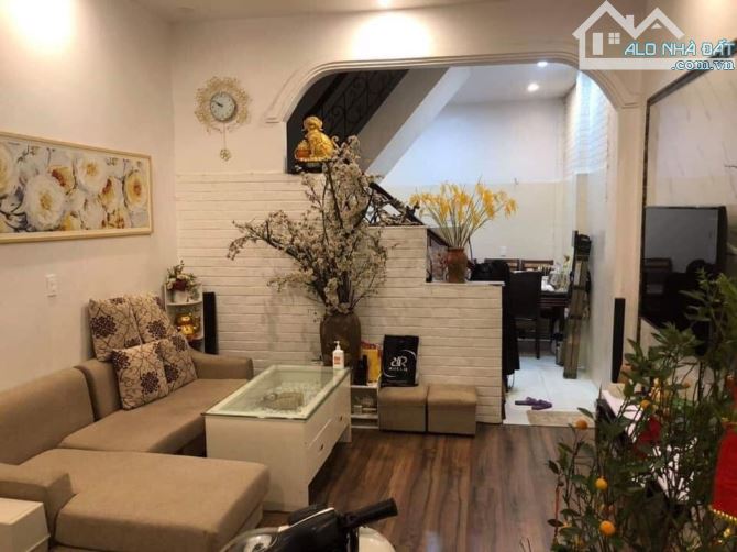 Bán nhà Đường Láng Dt 40m2 Mt 4m x4 tầng Giá 5,5 tỷ - 1