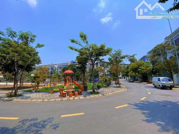 Bán nhà liền kề Foresa Villa Xuân Phương 90m  4 tầng giá 20 tỷ, 2 mặt tiền, view công viên