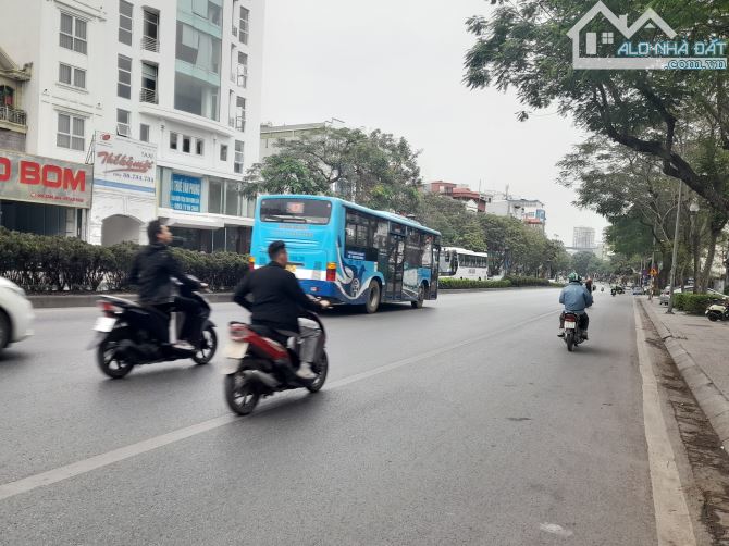 Bán đất mặt phố Nguyễn Văn Cừ DT 1250m2, MT 50m, Giá 96 tỷ