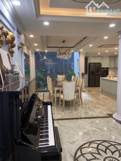 Bán biệt thự lô góc 2 mặt phố Trung Hòa DT 250m, MT 15m giá 76 tỷ
