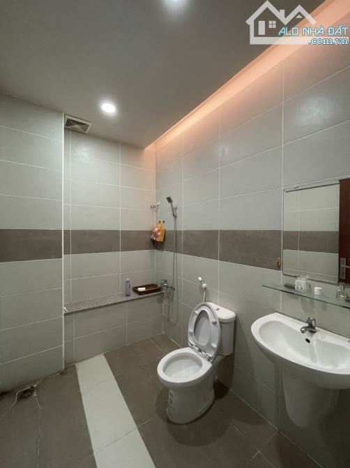 Cho thuê nhà 18Bis/9A Nguyễn Thị Minh Khai Q1. DTSD 260m2 nhà 4 tầng giá 30 triệu - 2