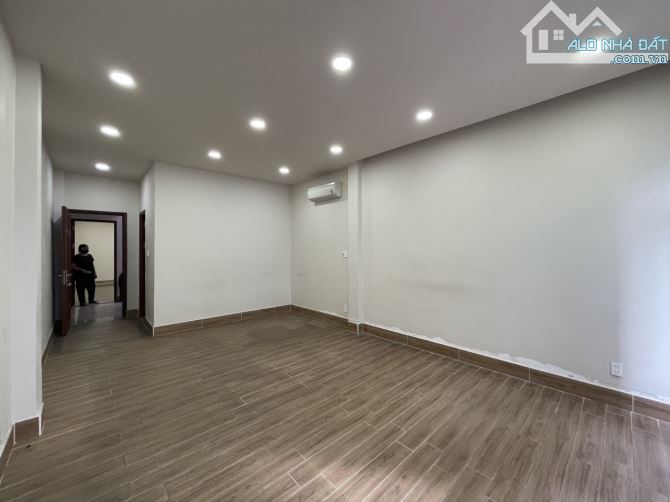 Cho thuê nhà 18Bis/9A Nguyễn Thị Minh Khai Q1. DTSD 260m2 nhà 4 tầng giá 30 triệu - 3
