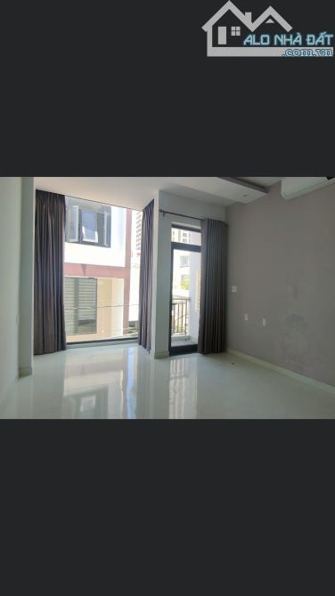 Bán gấp nhà đẹp 3 tầng vị trí siêu VIP đường Võ Nguyên Giáp- Ngũ Hành Sơn, đối diện khu Re - 3