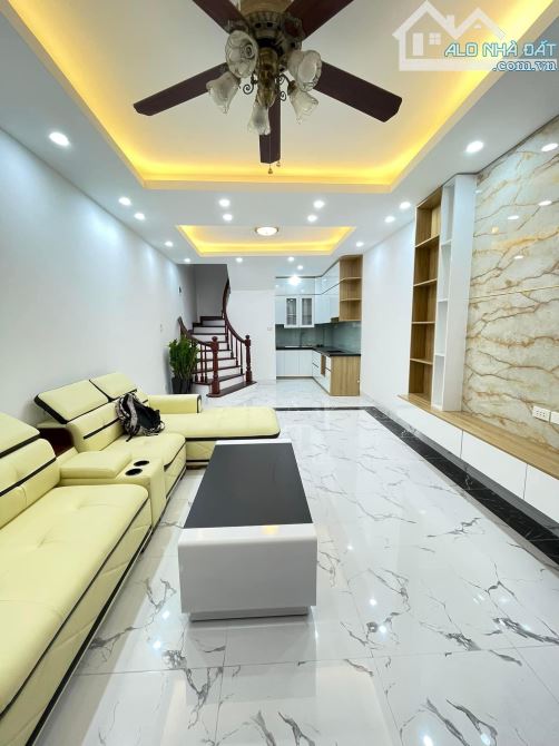 Bán nhà Võng Thị - Tây Hồ, DT 50m2, lô góc, ba gác tránh, gần Hồ Tây, giá 9.3 tỷ.