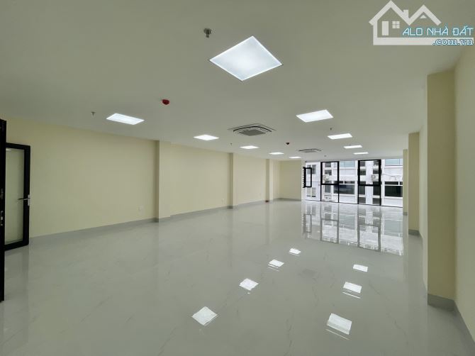 Chính chủ cho thuê văn phòng Trần Thái Tông. DT 100m2 sử dụng. Giá thuê từ 20 tr/tháng - 1