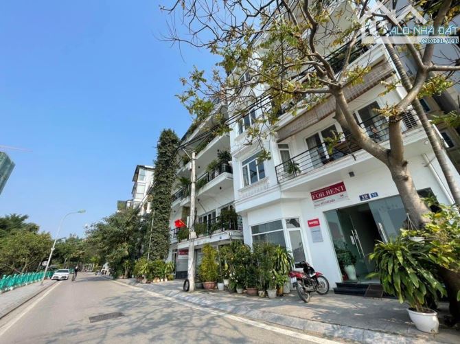 Bán Gấp Mặt Phố Quảng Khánh Mặt tiền Khủng, Lô góc. View Hồ Tây. DT 123m2 x 5T. MT 9m - 3