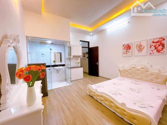 Biệt thự đẳng cấp mặt phố Trần Bình Trọng 4 tầng dt 200m2 mặt tiền rộng kinh doanh cafe.