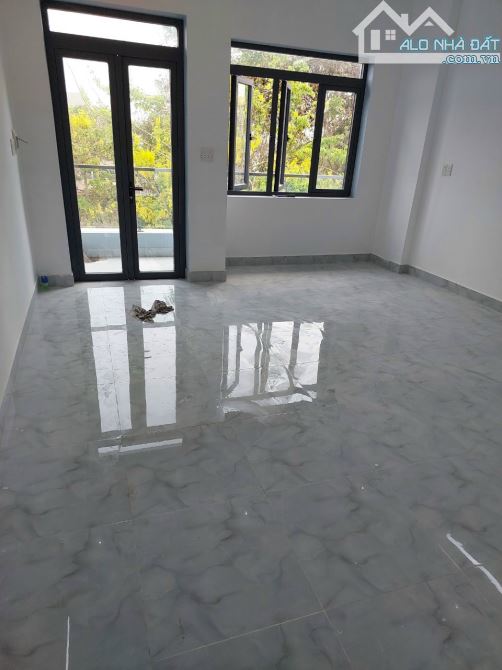 Chính chủ bán nhà lầu 100m2 Dĩ An gần chợ Dĩ An