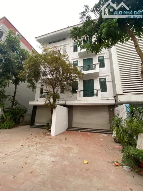 BÁN ĐẤT TẶNG BIỆT THỰ MẶT PHỐ HOÀNG CẦU ĐỐNG ĐA 70 TỶ 300m2 MT 15m 5T VỈA HÈ Ô TÔ THANG MÁ - 1
