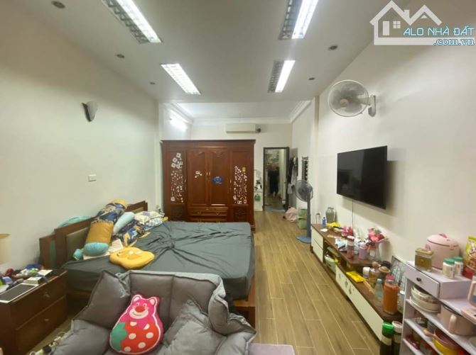 Bán nhà Lạc Long Quân, Cầu Giấy, 186m2, Mt 8.5m, giá 35tỷ, Kinh doanh, Ô tô, Nở hậu nhẹ