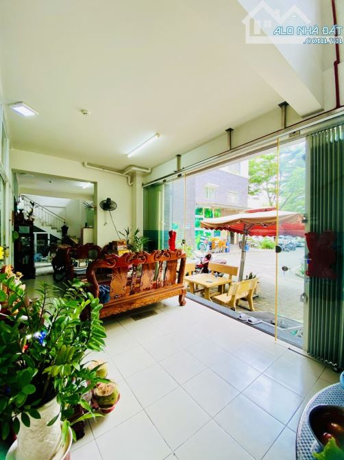 Bán nhà shophouse Bình Tân, đường Hồ Ngọc Lãm, 187m2, 1 lầu, hẻm xe tải.